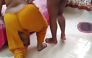 (Kamwali Ke Sath Jabardasti Sex Kiya) Desi Kolkata 19Y Old Sexy Damsel Fucked Wits Boss While Cleaning Room - Hindi Indian