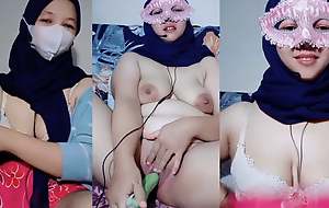 Hijab Girl cucumber Masturbate in the balance it gets soaking