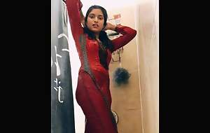 Beautiful desi girl go to the bathroom mms viral movie