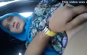 Fingering Hijab Phase In An obstacle Buggy