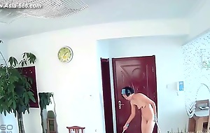 Hackers use the camera to remote monitoring of a lover's home life.225_2