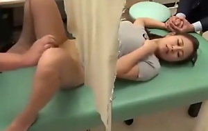 Delicious Wife undergoes treatment of along to perverted doctor SEE Complete: https://won.pe/5pQyY5