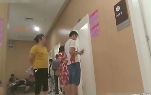 peeping chinese woman to go on to the hospital for an injection.4_2