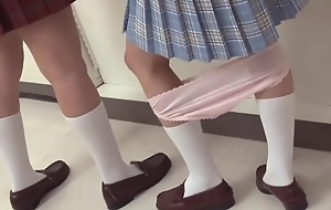 Japanese schoolgirl don't ad motionless if she was scare